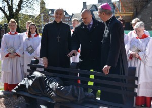 Archbishop Michael Jackson, Anglican Primate of Ireland, sculptor, Tim Schmalz, and Catholic Primate of Ireland, Archbishop Diarmuid Martin. 