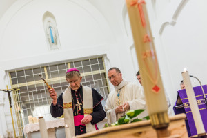 Bishop Buckley performs the Rite of Commendation for  Sr Thérèse Marie O’Connell with Fr Robert McCabe. 