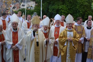 Archbishop Eamon Martin gives instructions for the fitting of the crozier of St Malachy.