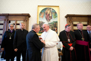 Pope Francis greets members of the Lutheran World Federation (Photo: CNS)