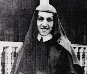 Sister Teresa, later to become Mother Teresa of Calcutta in India, is pictured as a member of the Sisters of Loretto. Her work with the Loretto sisters in India centered on teaching and visiting the sick and elderly. She remained with the order until she founded the Missionaries of Charity. The new order, formed to serve the poorest of the poor, was officially recognized as a religious institute in the Archdiocese of Calcutta in 1950. This photo was taken in the mid-1940s. (CNS photo courtesy Missionaries of Charity) (Sept. 18, 2003) (b/w only)